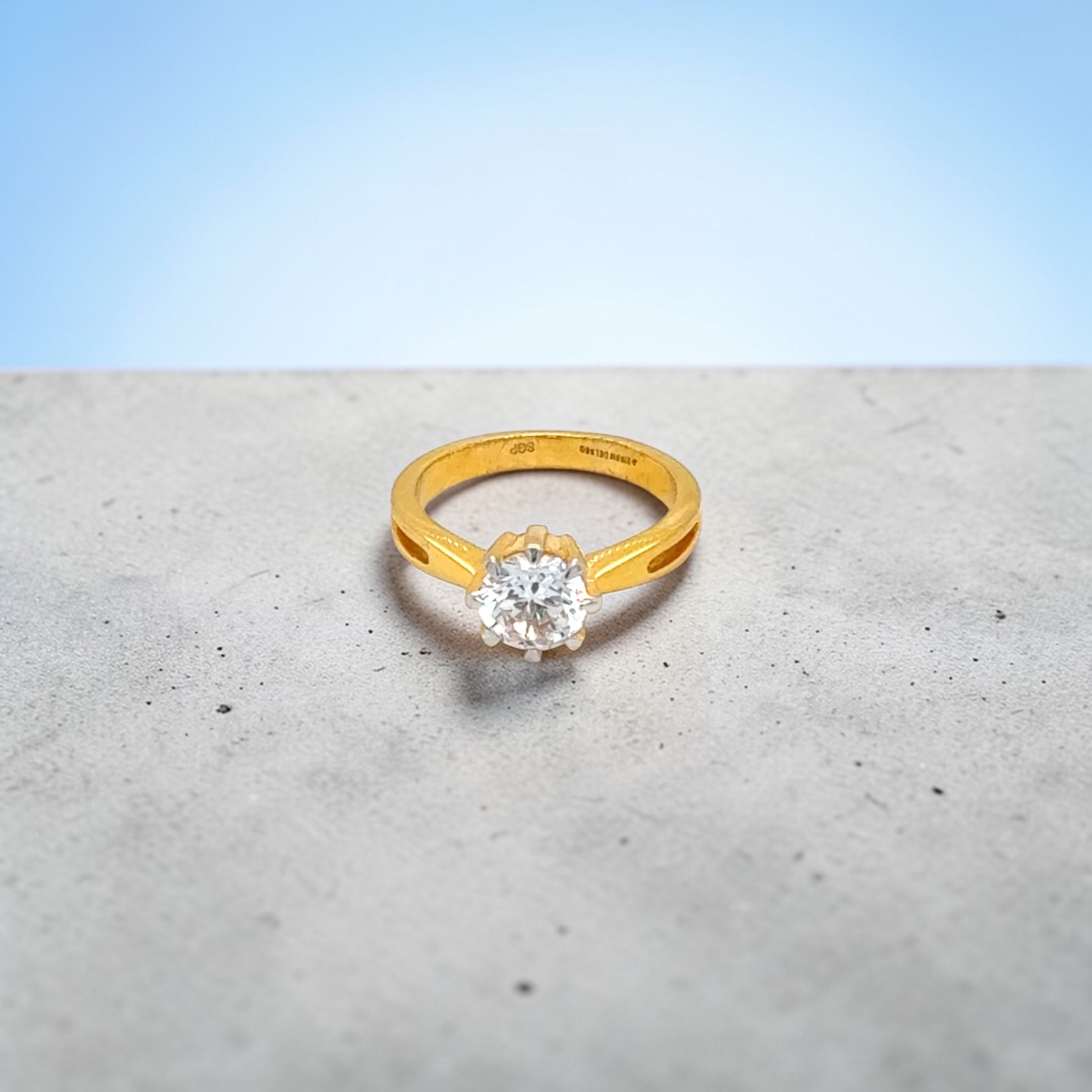 Classic Yellow Gold with Round Brilliant Stone